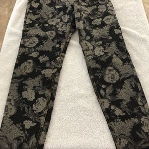 Women’s jeggings from Hue